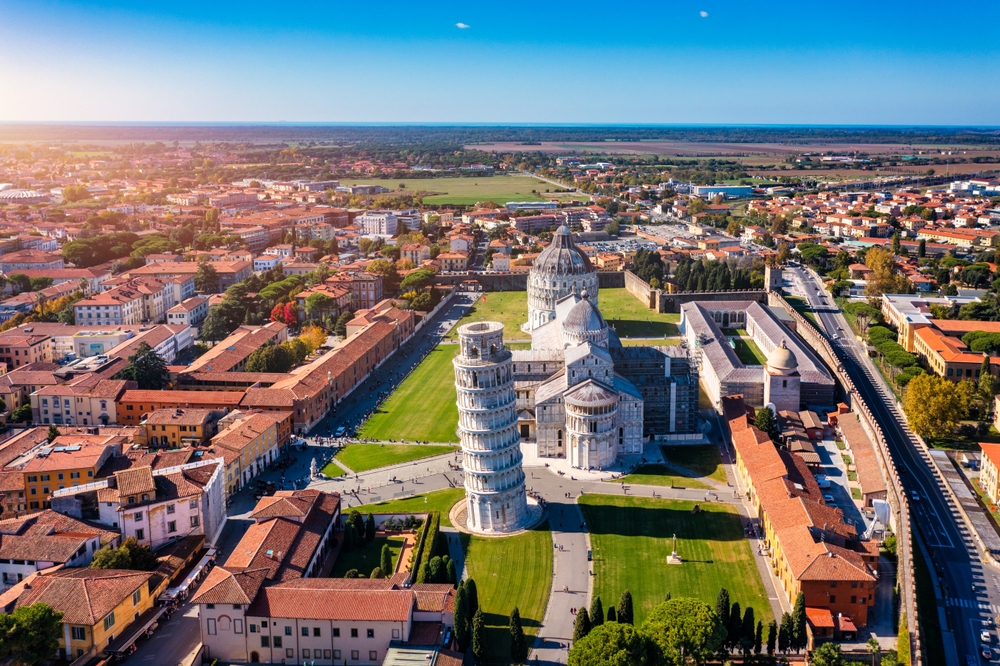 Piazza dei Miracoli w Pizie z lotu ptaka, Krzywa Wieża, katedra i baptysterium wśród dachów miasta