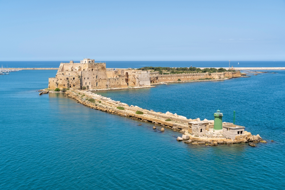 Castello Alfonsino przy wejściu do portu w Brindisi, zielona latarnia na cyplu