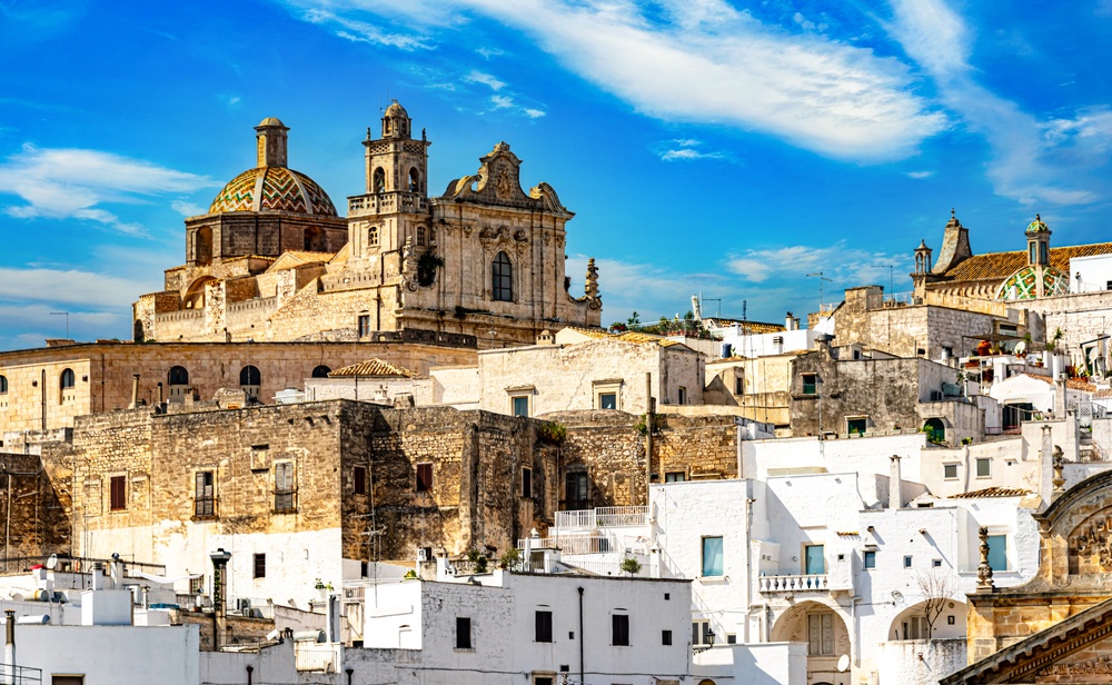 Majolikowa kopuła kościoła nad białymi domami Ostuni w prowincji Brindisi