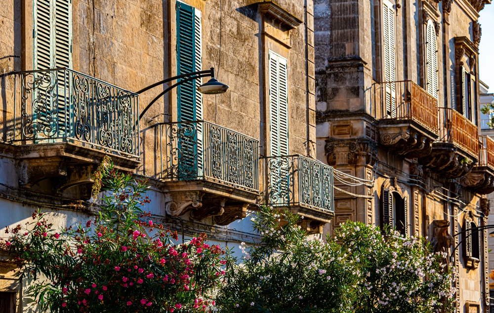 Kute balkony i kwitnące oleandry na kamienicy w Ostuni w prowincji Brindisi