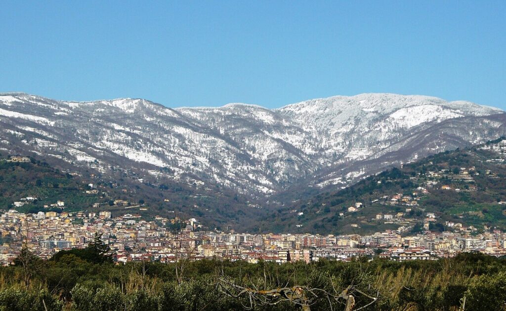 Panorama Lamezii Terme z ośnieżonymi górami w tle