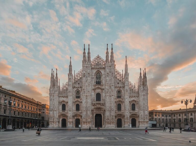 Katedra Duomo Milan, majestatyczny rzymskokatolicki kościół w Mediolanie, słynny z wspaniałej architektury gotyckiej i pięknych witraży. Idealne miejsce na zwiedzanie i fotografię.