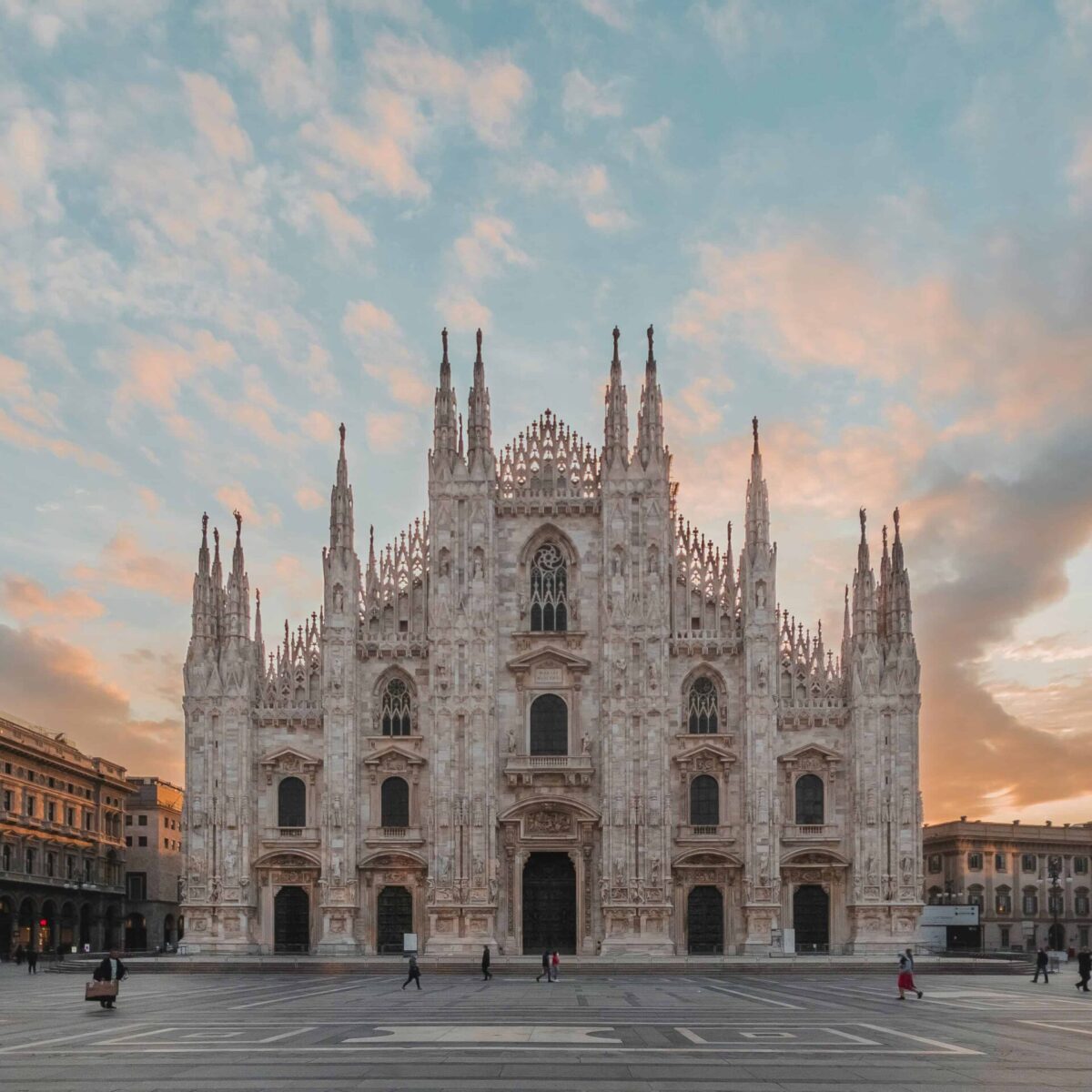 Katedra Duomo Milan, majestatyczny rzymskokatolicki kościół w Mediolanie, słynny z wspaniałej architektury gotyckiej i pięknych witraży. Idealne miejsce na zwiedzanie i fotografię.