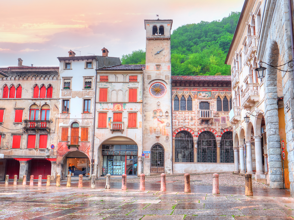 Plac Marcantonio Flaminio w Serravalle pod Vittorio Veneto, wieża zegarowa i freski na fasadach