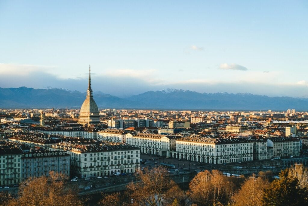 Panorama Turynu z wieżą Mole Antonelliana, w tle ośnieżone Alpy