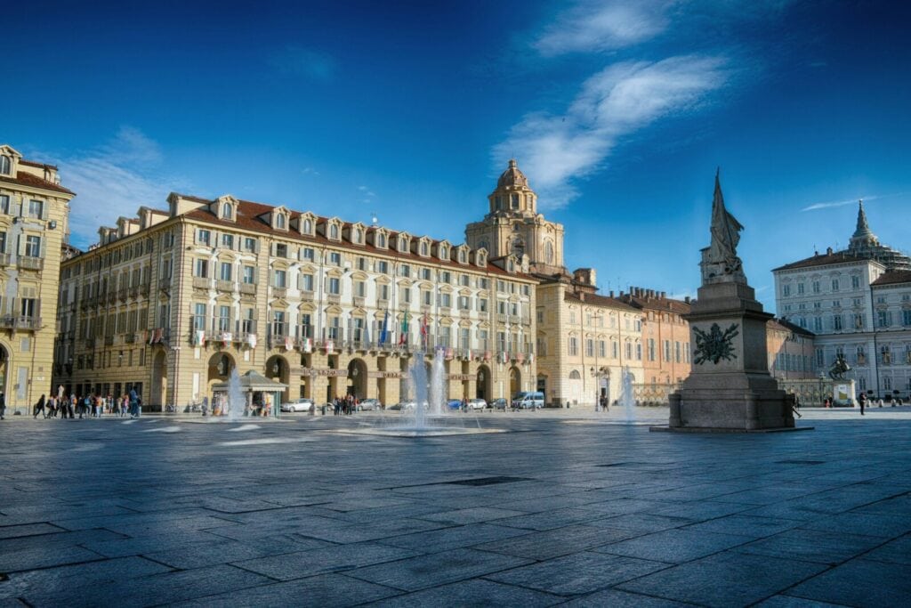 Piazza Castello w Turynie z fontannami, Palazzo Madama i pomnikiem