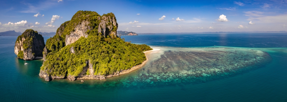 Wyspy Koh Kai i Koh Khom koło Krabi z lotu ptaka