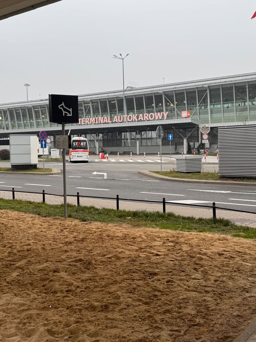 Toaleta dla psów na lotnisku Chopina - specjalny wybieg dla psów przed lotem