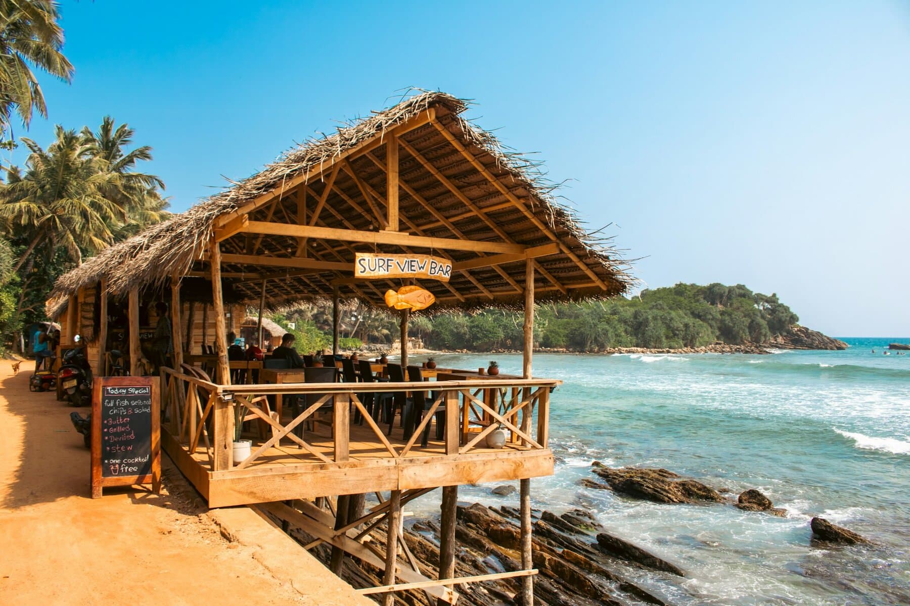 Drewniany bar na palach nad skalistym brzegiem zatoki Hiriketiya na południu Sri Lanki