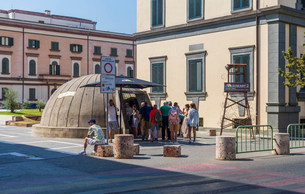 Betonowa kopuła bunkra przy wejściu do muzeum Bunk Art 2 w centrum Tirany