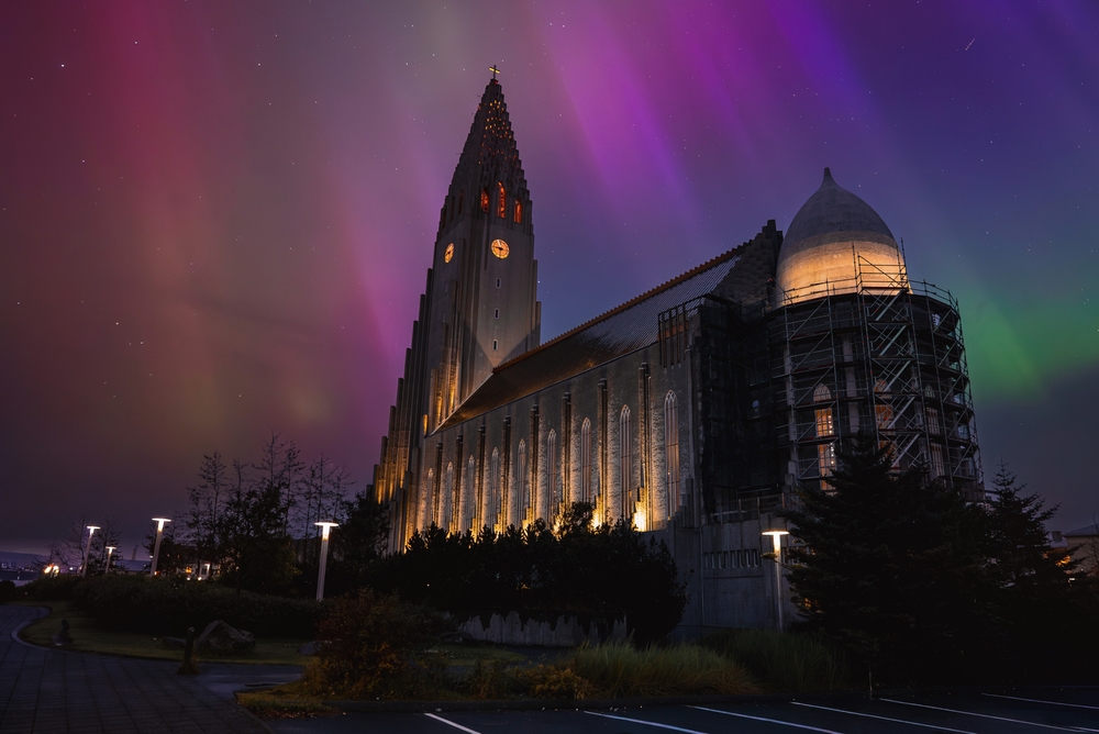 Zorza polarna nad kościołem Hallgrímskirkja w Reykjavíku