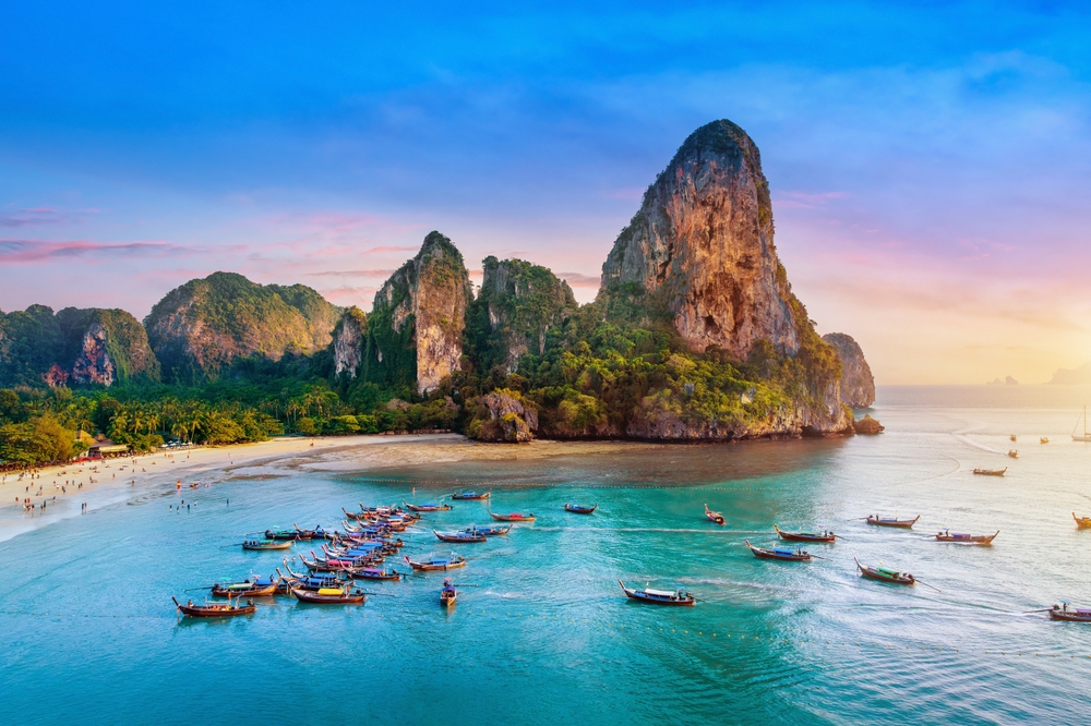 Plaża Railay w Krabi, Tajlandia, wapienne klify i longtail boat
