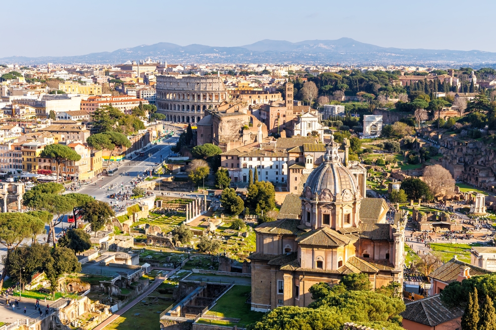 Forum Romanum w Rzymie, ruiny świątyń i kolumny na tle Koloseum