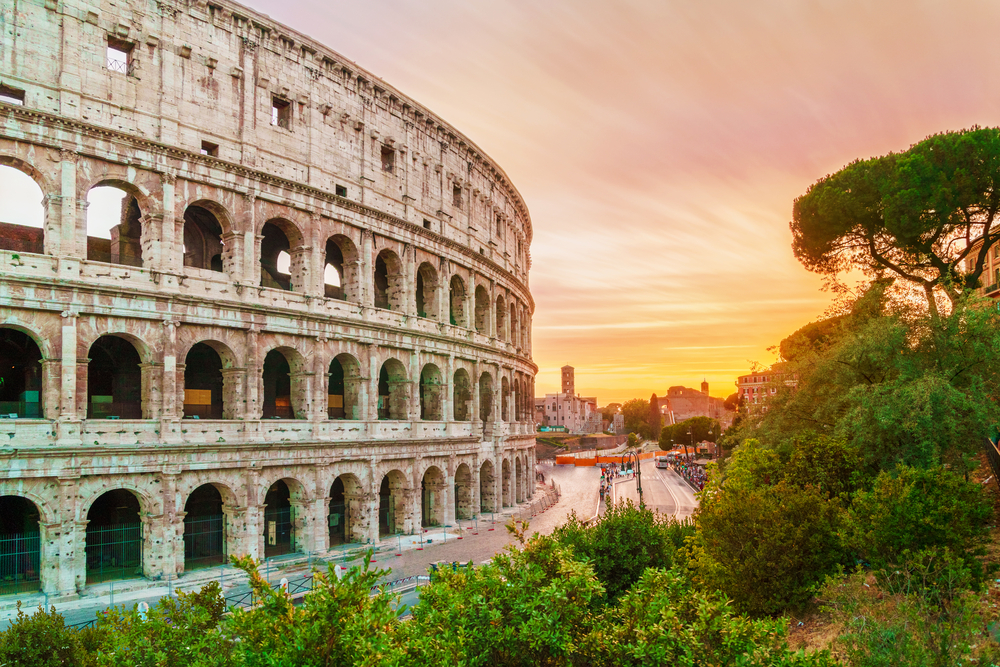 Koloseum w Rzymie o zachodzie słońca, widok z Via dei Fori Imperiali