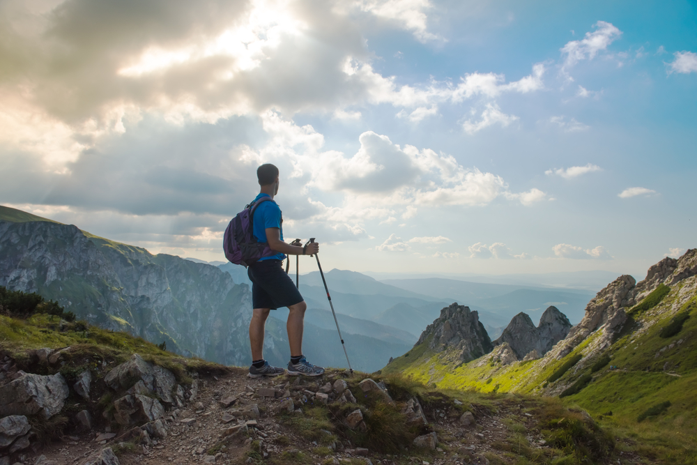 Tatry. Szlak trekkingowy w parku narodowym w Europie, zielone doliny i szczyty gór