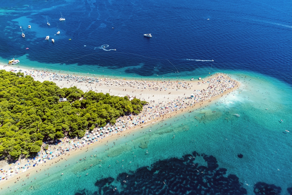 Plaża Zlatni Rat na wyspie Brač, biały żwirek i cypel wchodzący w morze
