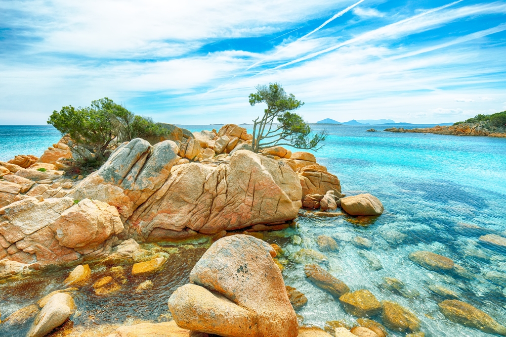 Wybrzeże Costa Smeralda na Sardynii z turkusową wodą i granitowymi skałami