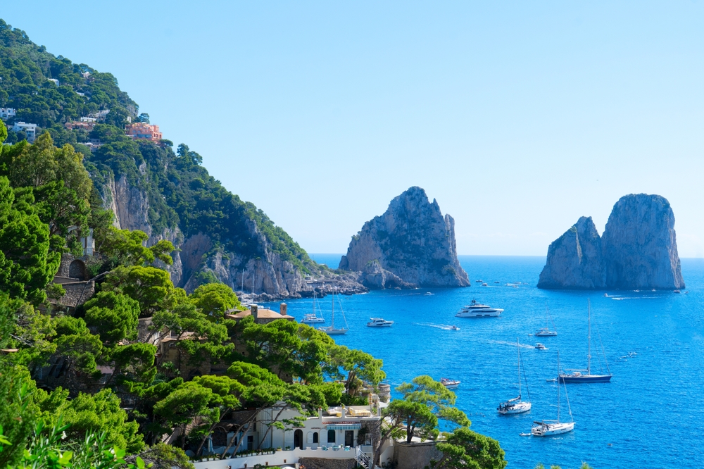 Faraglioni na Capri, trzy skały wapienne 109 m nad morzem