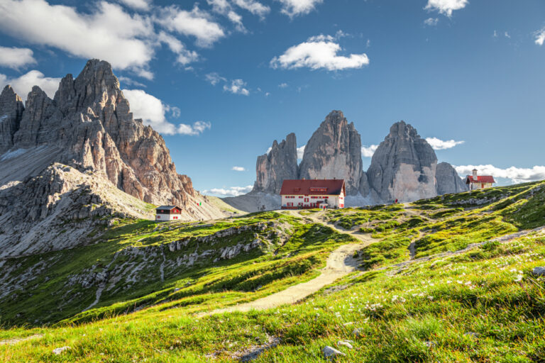 Trzy szczyty Tre Cime di Lavaredo w Dolomitach, szlak okrężny