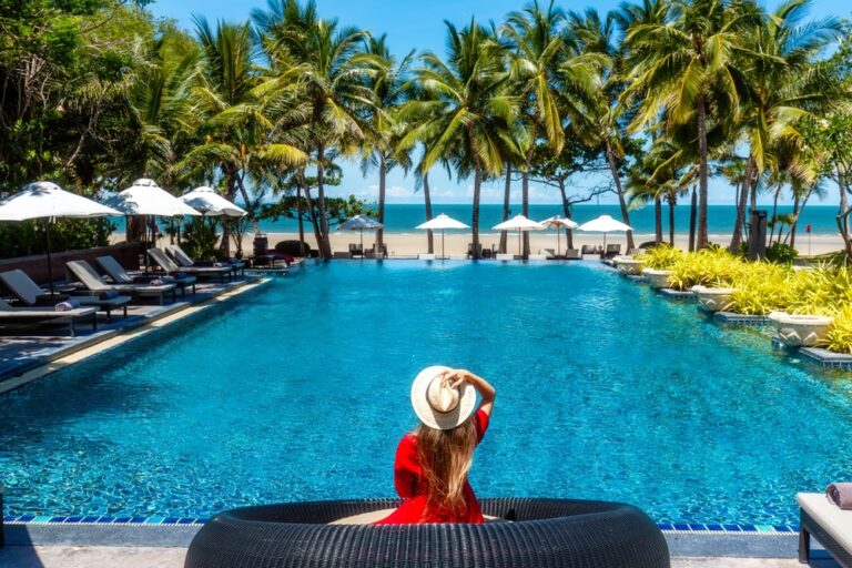 Basen swim-up bar w hotelu all inclusive nad Morzem Czerwonym, palmy i leżaki