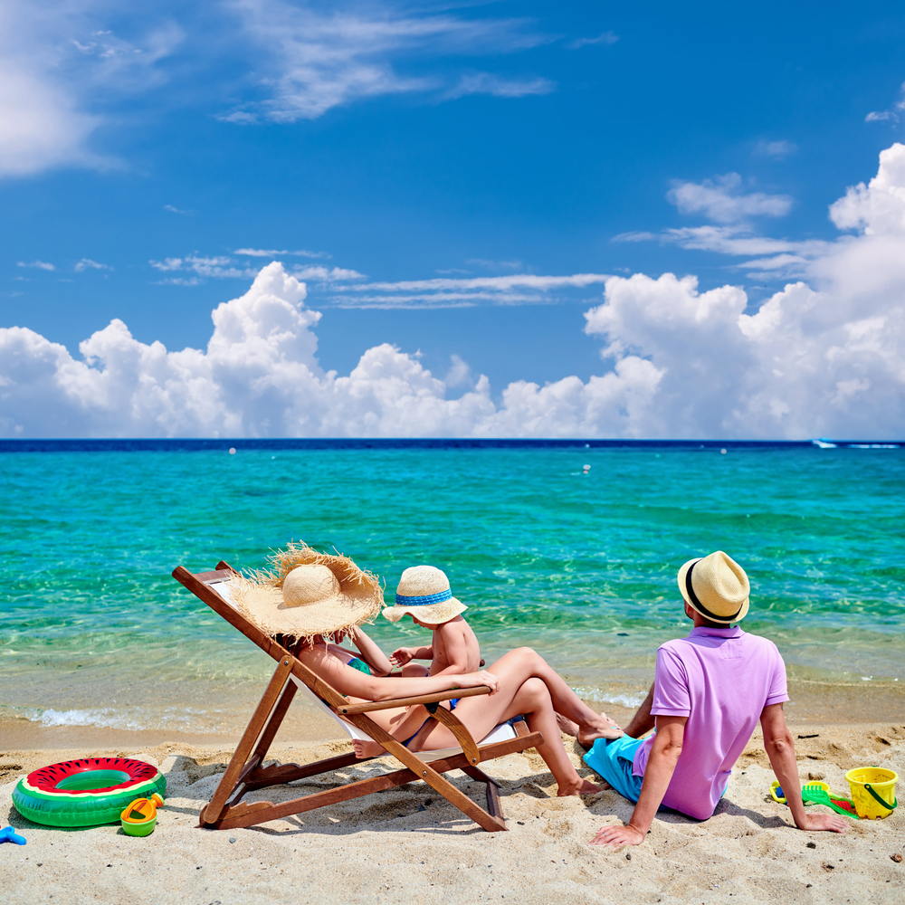 Rodzina z dziećmi na piaszczystej plaży nad Morzem Śródziemnym