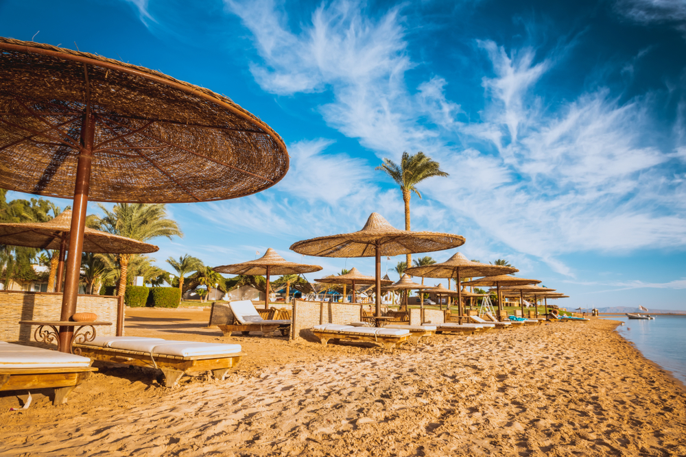 Hotel all inclusive w Hurghadzie nad Morzem Czerwonym, palmy i piaszczysta plaża