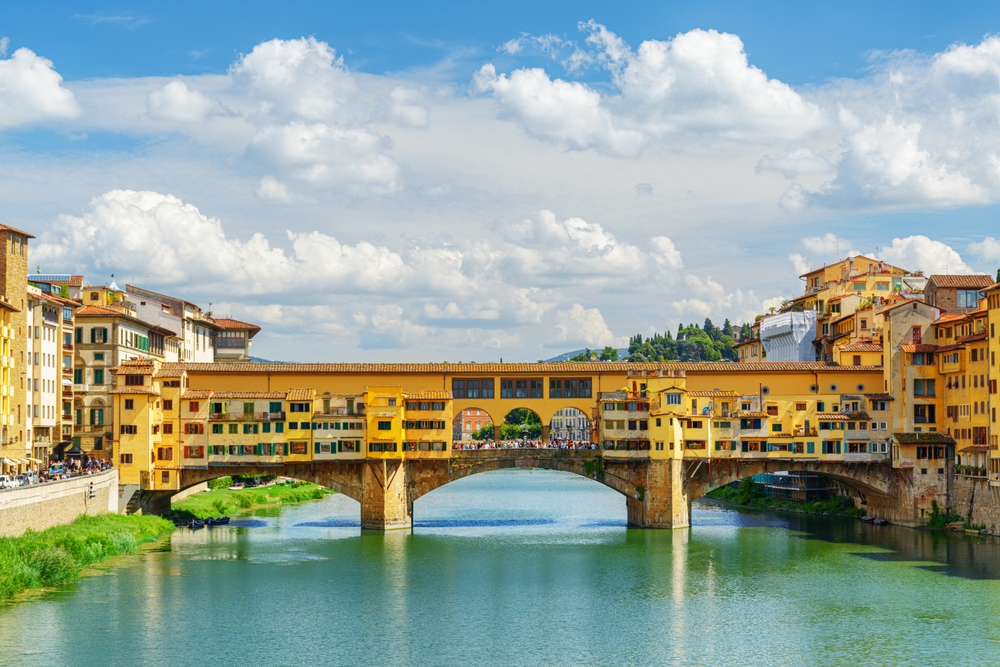 Ponte Vecchio nad rzeką Arno we Florencji z warsztatami złotników