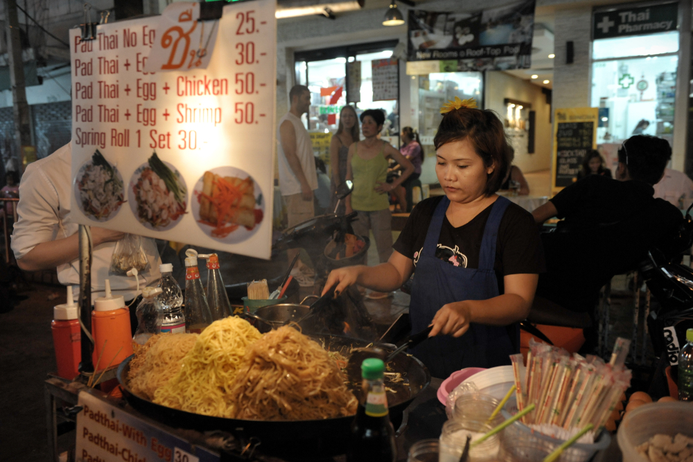 Pad thai przygotowywany na woku na ulicy Bangkoku