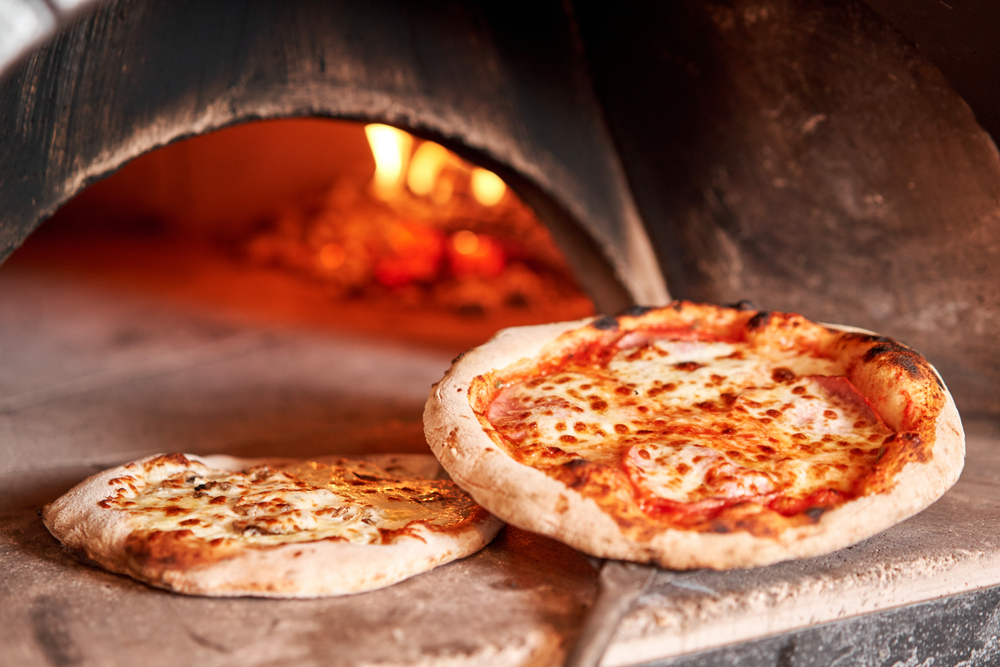 Pizza margherita w piecu opalanym drewnem w neapolitańskiej pizzerii