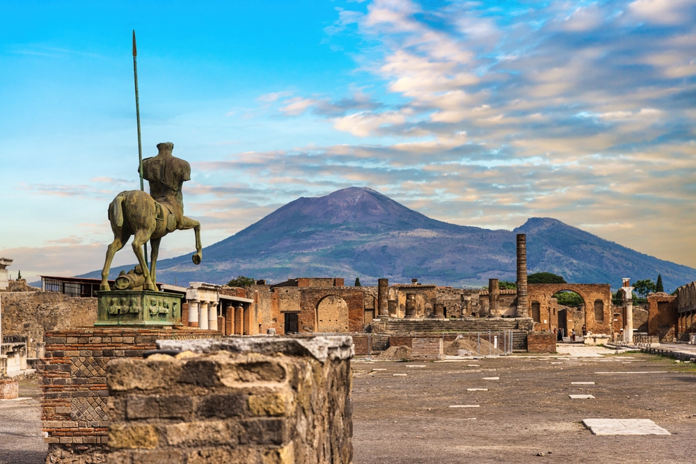 Ruiny Pompejów z Wezuwiuszem w tle, kolumny Forum Romanum