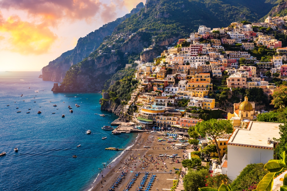 Positano na Wybrzeżu Amalfi, kolorowe domy na klifach nad morzem