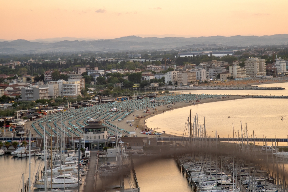 Plaża Marina Centro w Rimini z parasolami i piaskiem nad Adriatykiem