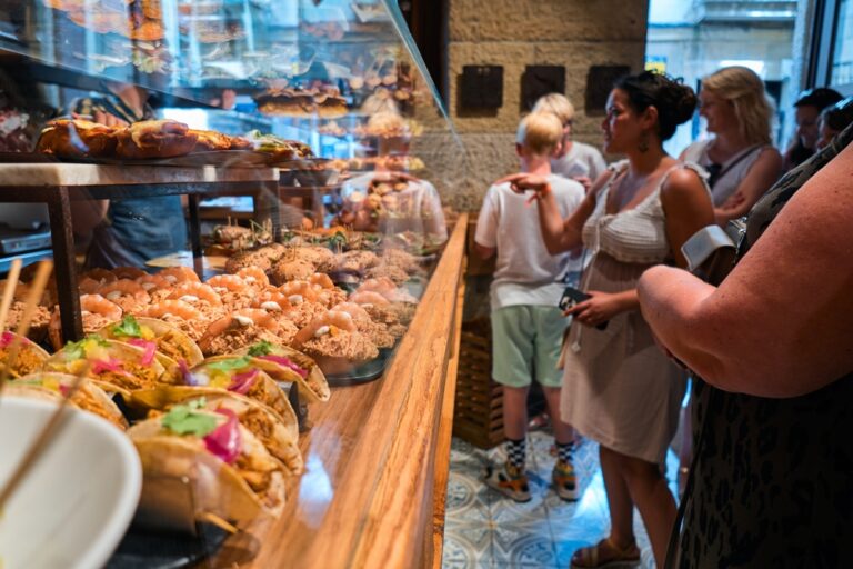 Bar z pintxos w San Sebastián, Hiszpania