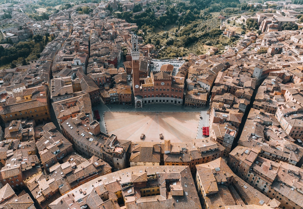 Piazza del Campo w Sienie w kształcie muszli z wieżą Torre del Mangia