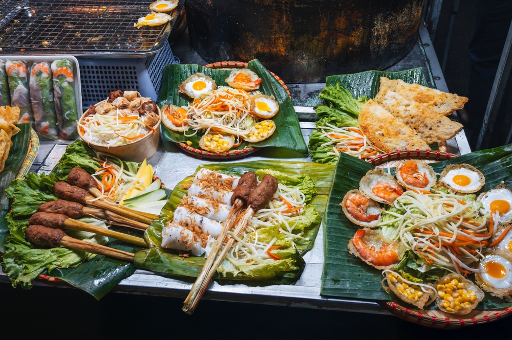 Kolorowe stoisko street food na targu w Azji Południowo-Wschodniej