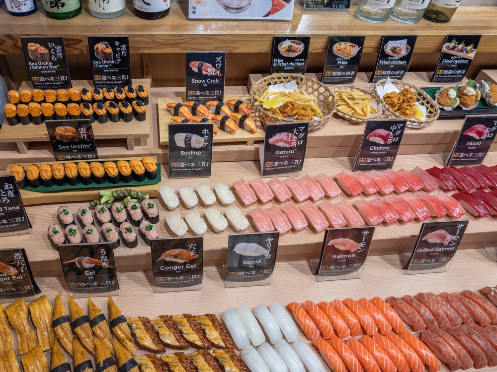 Świeże sushi nigiri na targu rybnym w Tokio