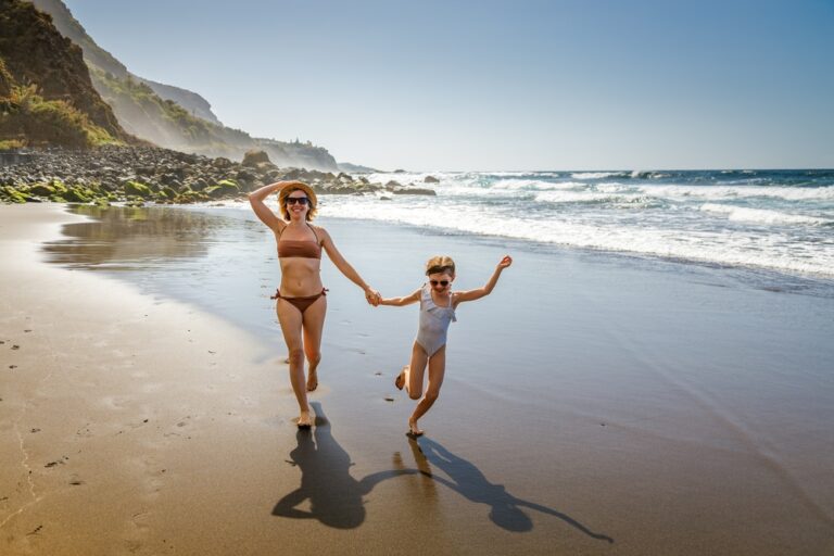 Plaża Las Teresitas na Teneryfie, złoty piasek i spokojna woda. idealna dla rodzin