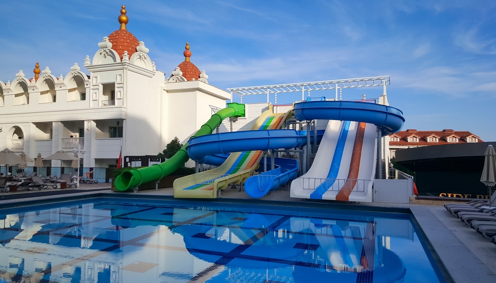 Aquapark hotelu all inclusive na Riwierze Tureckiej, zjeżdżalnie i basen dziecięcy