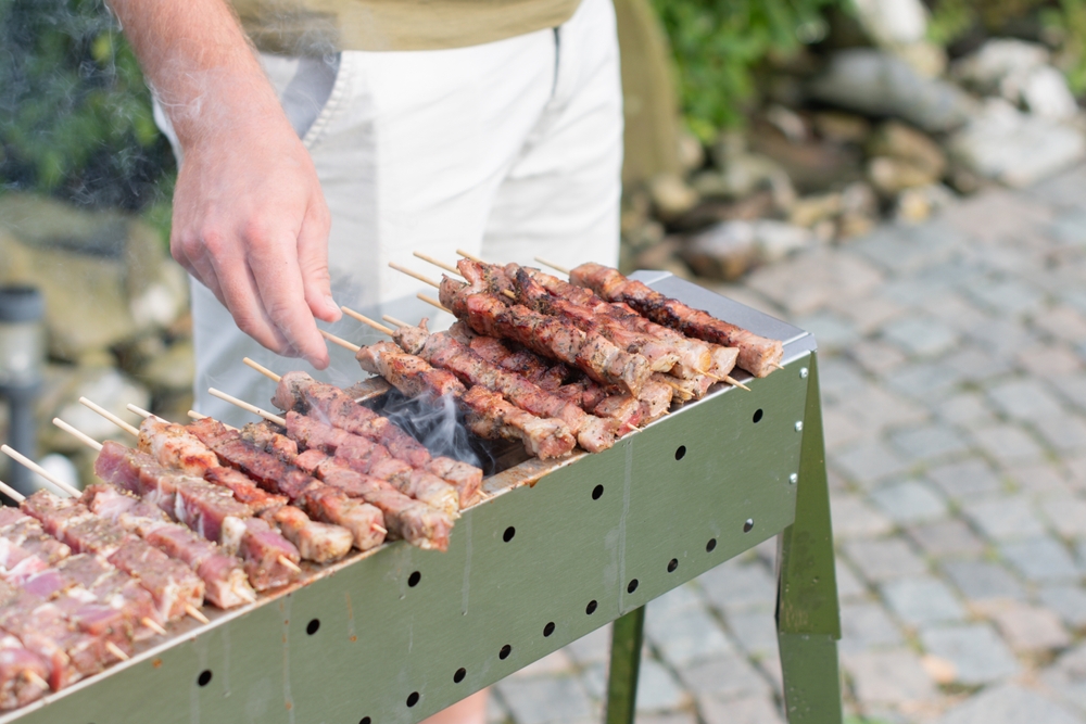 Arrosticini z Abruzji - małe szaszłyki z baraniny grillowane na specjalnym grillu fornacella