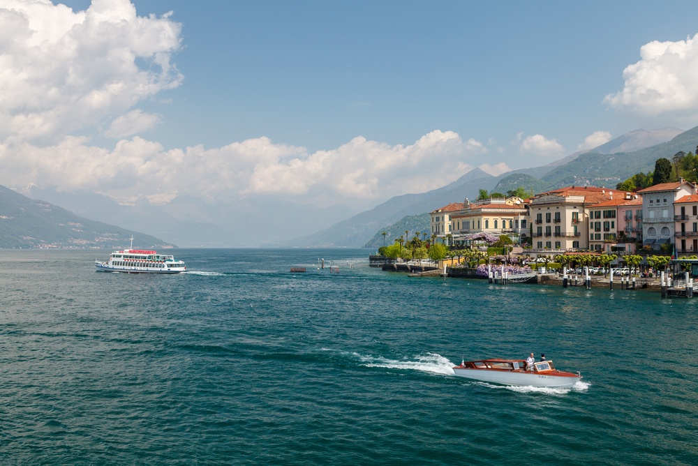 Bellagio nad jeziorem Como z kolorowymi domami na półwyspie i Alpami w tle