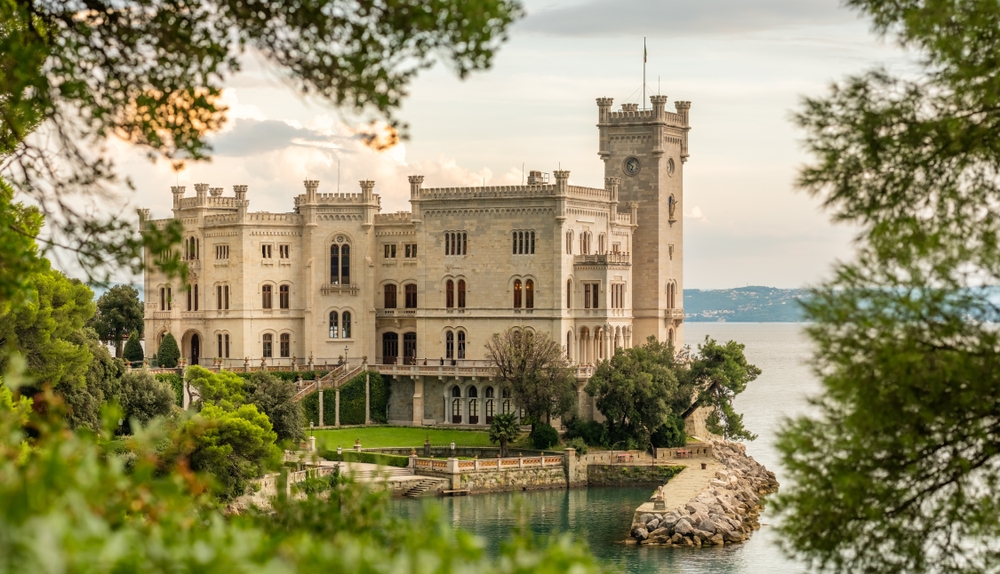 Castello di Miramare pod Triestem - habsburski zamek na klifie nad Adriatykiem