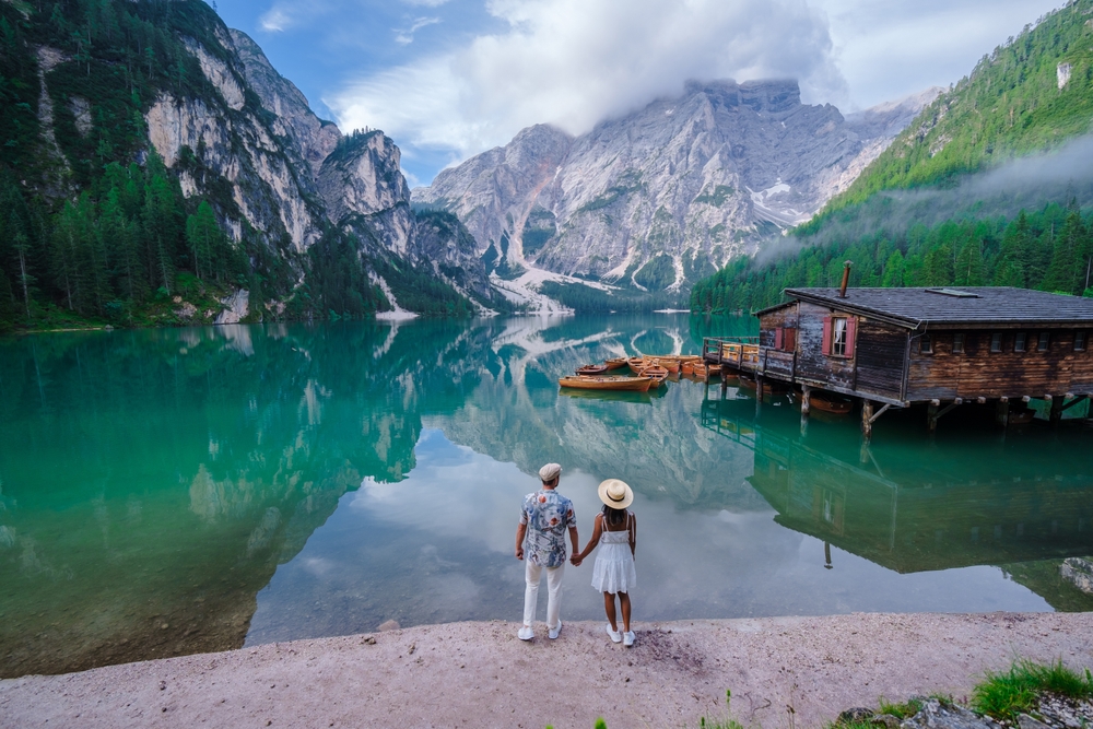 Lago di Braies w Dolomitach - turkusowe jezioro alpejskie z drewnianymi łódkami