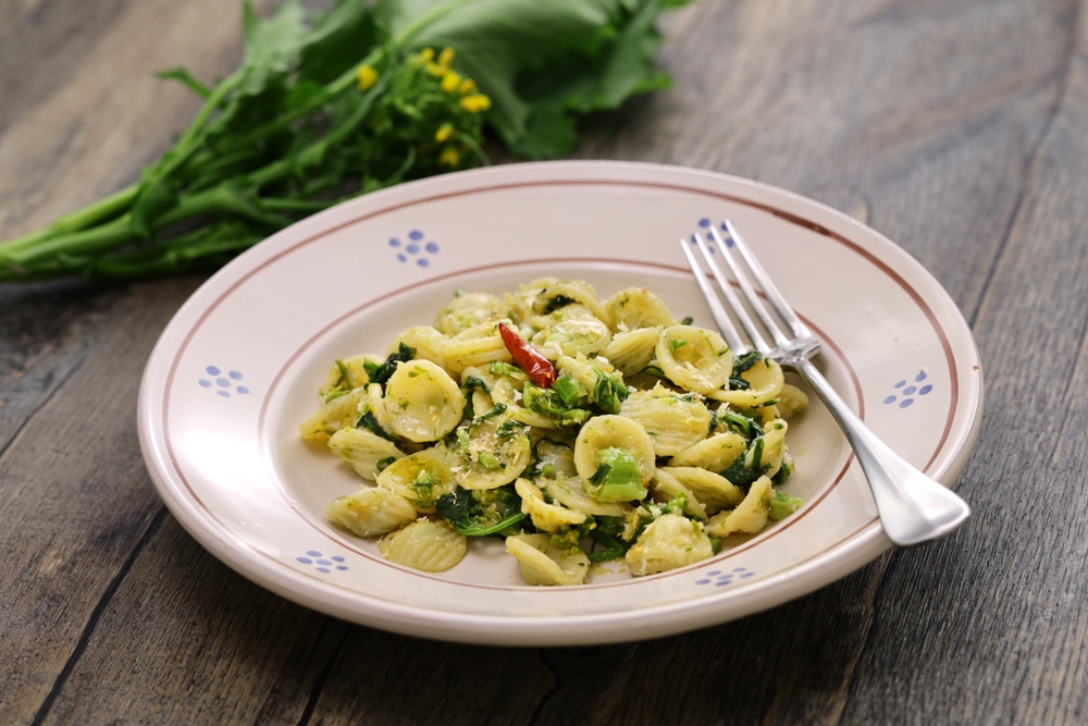 Orecchiette con cime di rapa - tradycyjny makaron z Apulii z gorzką brokułą