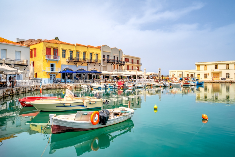 Stary Port Wenecki w Rethymno z kolorowymi kamieniczkami i łodziami rybackimi