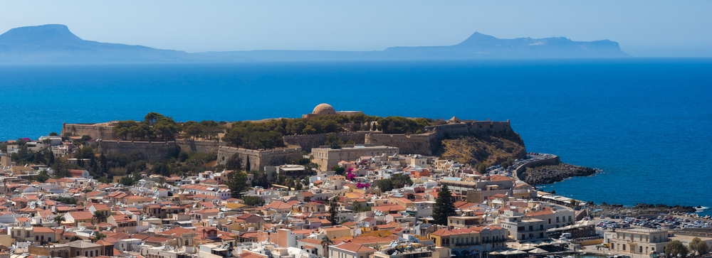 ortezza Rethymno z 1573 r. na wzgórzu Paleokastro z kopułą meczetu Ibrahima