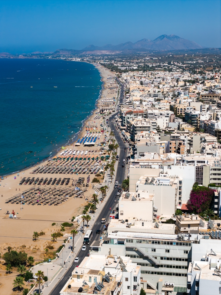 12-kilometrowa plaża miejska Rethymno z lotu ptaka - parasole i hotele nadbrzeżne
