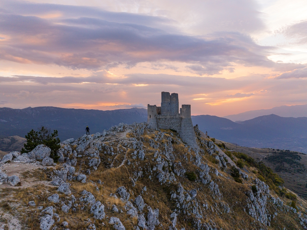Rocca Calascio w Abruzji - najwyższa twierdza Apenin na 1 460 m n.p.m. nad pasmem Gran Sasso