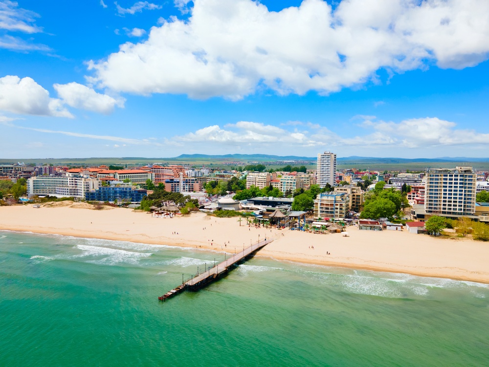 Słoneczny Brzeg z 8-kilometrową piaszczystą plażą i parasolami nad Czarnym Morzem