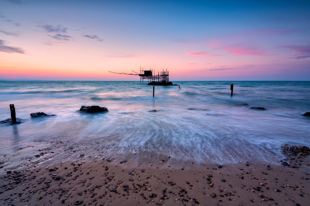 Trabocchi w Abruzji - drewniana platforma rybacka nad Adriatykiem na Costa dei Trabocchi