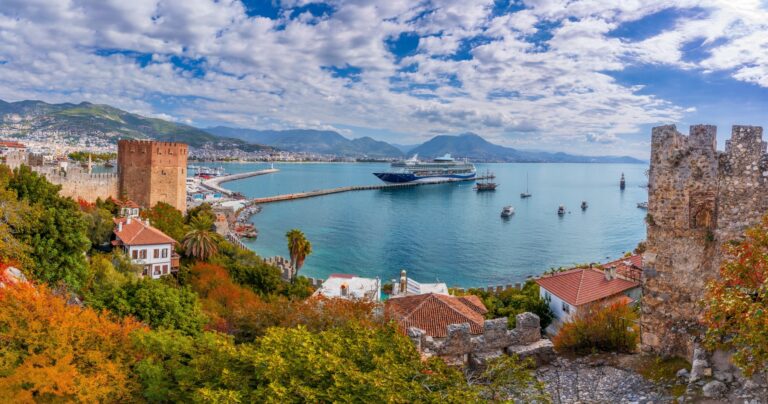 Panorama miasta Alanya z zamku w Turcji
